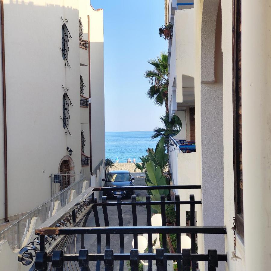 Appartamento I Puritani On The Beach Giardini Naxos Exterior foto