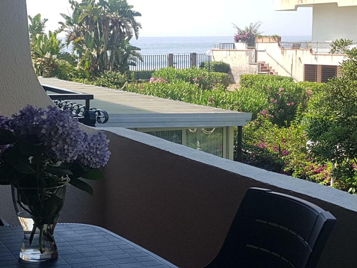 Appartamento I Puritani On The Beach Giardini Naxos Exterior foto